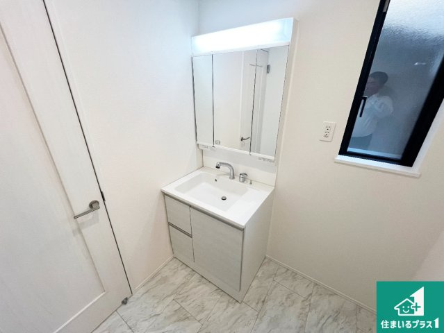 明石市中朝霧丘　新築一戸建ての独立洗面台|清潔感のある洗面台です。フラットな鏡は掃除がしやすく毎日清潔！鏡裏には収納があるのでスッキリとした洗面台が保てます。