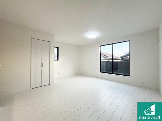 明石市中朝霧丘　新築一戸建ての居間・リビング|日当たり良好の明るいリビングで朝の目覚めもスッキリできそう！対面キッチンでご家族のコミュニケーションも自然と増える設計！小さなお子様が遊ぶスペースを作っても広々とくつろげるLDK！