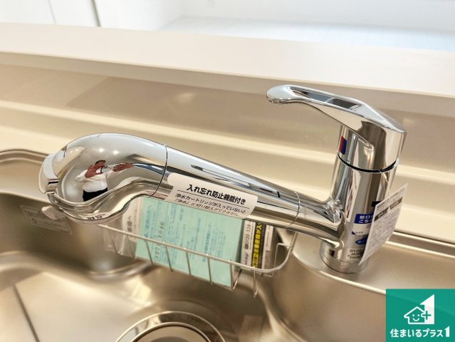 明石市中朝霧丘　新築一戸建ての設備|浄水器を内蔵！炊飯時、お茶を作る時に安心してお水を使えます！お湯と冷水、浄水と原水、シャワーの切替えもワンタッチです！