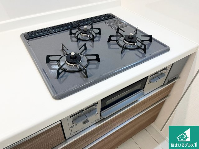 明石市中朝霧丘　新築一戸建ての設備|ダブル高火力Ｓｉセンサー付きコンロ！３口あるので、まとめて料理をする時も大活躍！
