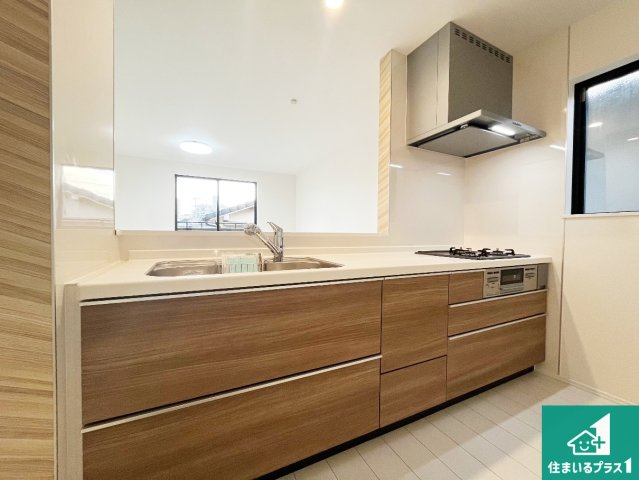 明石市中朝霧丘　新築一戸建てのキッチン|子供を見守りながらお料理が出来るため家族のコミュニケーションか増えます♪スペースが広く確保されている為お子様が大きくなったときは一緒に料理を楽しめます♪