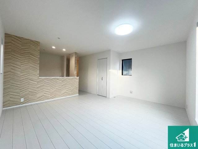 明石市中朝霧丘　新築一戸建ての居間・リビング|リビングと統一感があり、使い勝手のいいキッチン。広々としているので、二人並んで作業が出来ちゃいます。お子様と一緒に色々なお料理に挑戦できるスペースがあります。