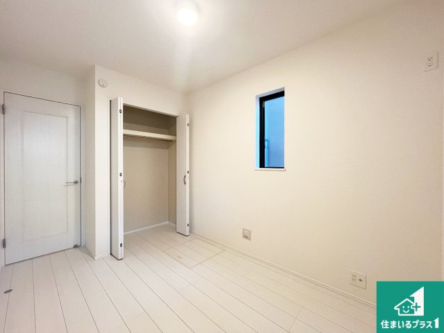 明石市中朝霧丘　新築一戸建ての洋室|寝室は心地よい眠りについてもらいたくて、シンプルかつ開放的な空間な設計にしています！大きな窓から差し込む日が心地いいです♪