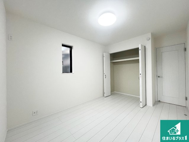 明石市中朝霧丘　新築一戸建ての洋室|収納スペースが充実しているので子供の成長に合わせてたくさん収納ができます！家族構成に合わせた様々な活用ができる収納！