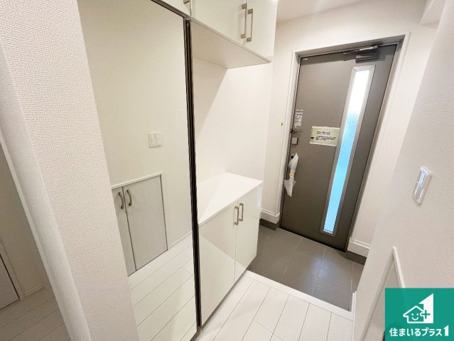 明石市中朝霧丘　新築一戸建ての玄関|シューズボックスにはたくさんの靴が収納できるので玄関周りはいつもスッキリ！ご家族が増えても安心！
