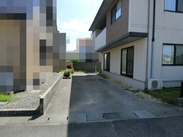 両三柳 中古住宅の駐車場