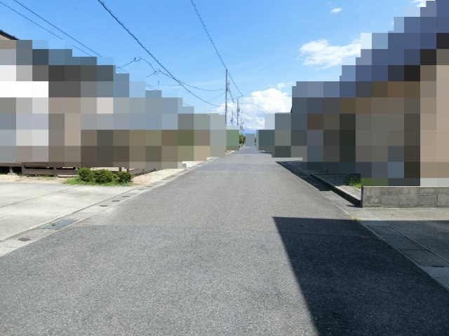 両三柳 中古住宅の前面道路含む現地写真