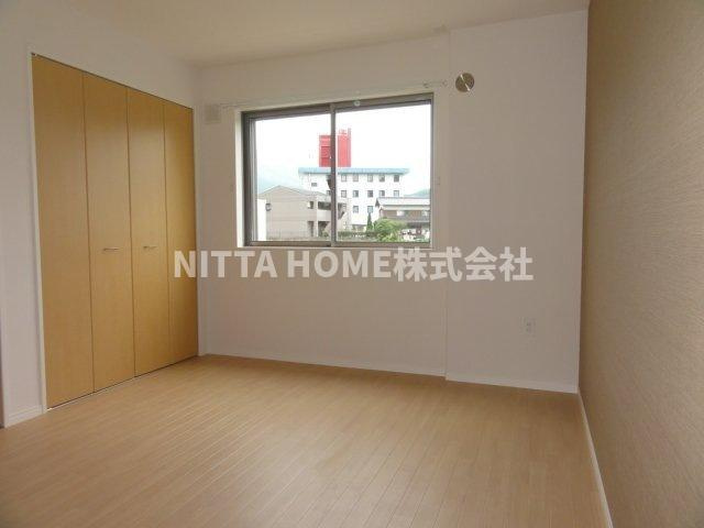 アジュールⅡの居間・リビング|室内収納たっぷり全居室に収納がついています◇