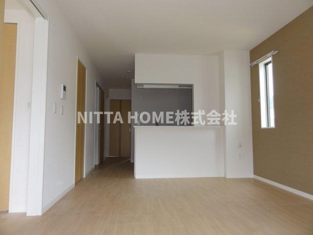 アジュールⅡの居間・リビング|カウンターキッチンを採用している１３．５帖のリビング◇