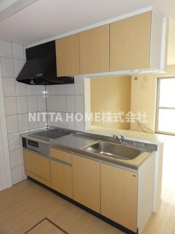 アジュールⅡのキッチン|上下収納付きの３口コンロのカウンターキッチンです〇