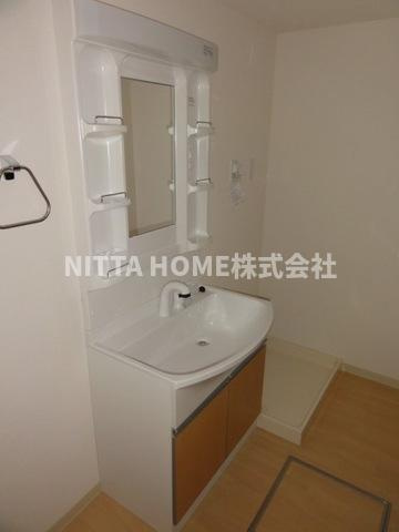 アジュールⅡの洗面所|シャワー付き洗面化粧台で身支度はバッチリ◎