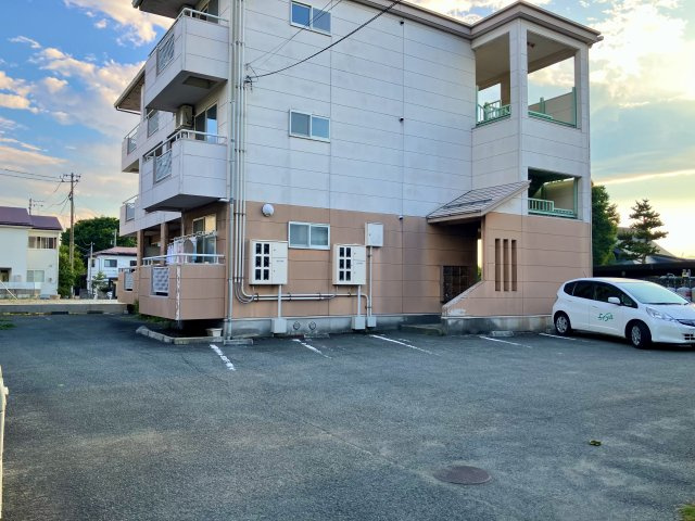 アラモード小白川の駐車場