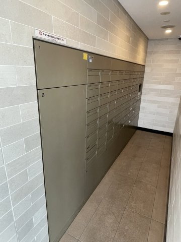アルファスマート曙町のその他共用部分|宅配ボックスも完備しており急な外出時も安心です♪