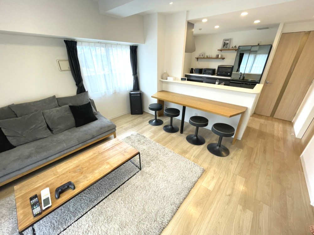 アルファスマート曙町の居間・リビング|週末はカウンターで晩酌はいかがでしょうか？