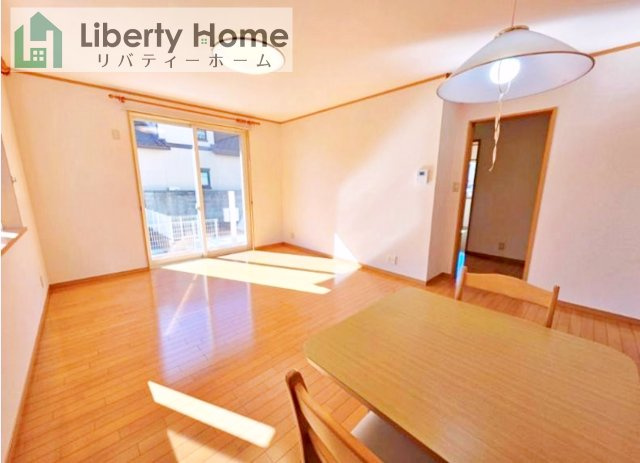 土浦市港町３丁目　中古戸建の居間・リビング