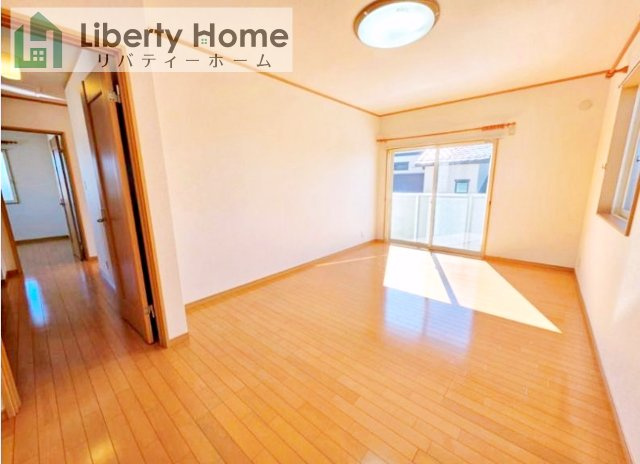 土浦市港町３丁目　中古戸建の居間・リビング