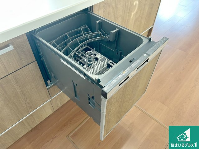堺市西区浜寺石津町西　第1期　新築一戸建ての設備|食事後の一仕事、食器洗いをボタン一つでお任せできちゃいます！場所を取らないビルトイン式なので、お料理スペースもしっかり確保！