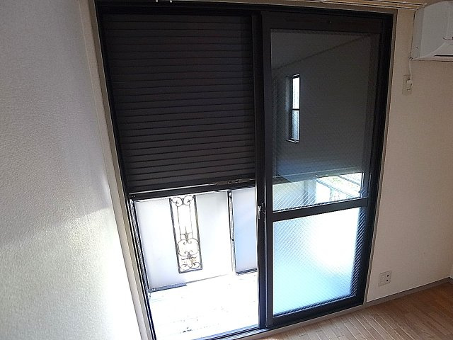 トゥインクル谷上のバルコニー|シャッター雨戸で防犯面強化