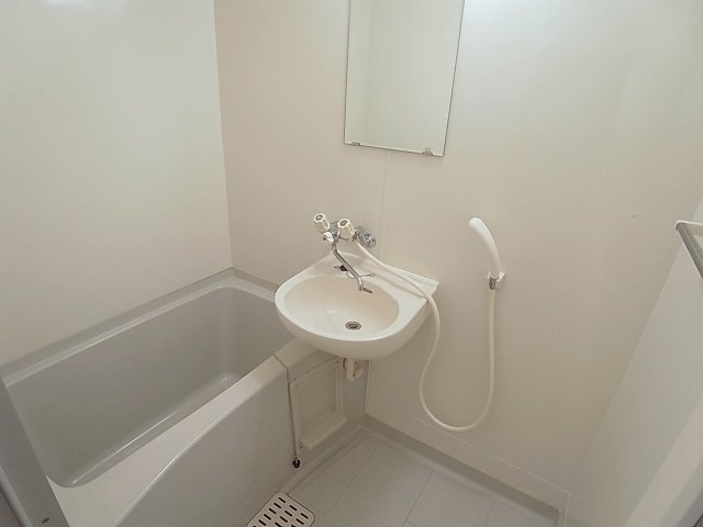 トゥインクル谷上の浴室|洗面台、鏡付のバスルーム