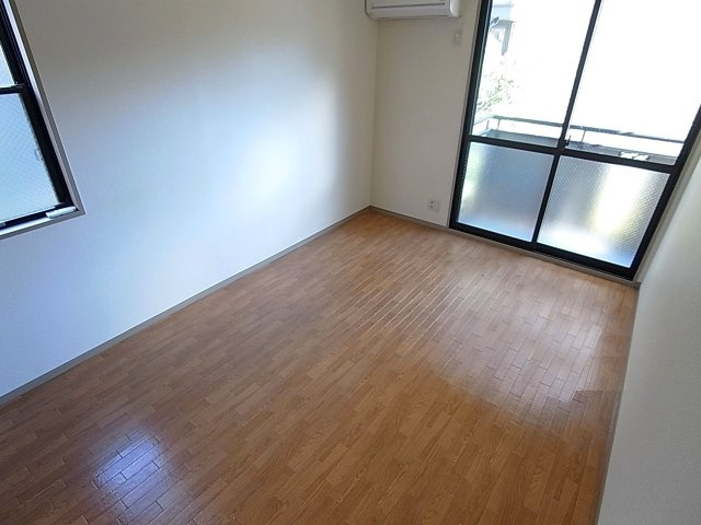 トゥインクル谷上の居間・リビング|多採光で明るいです