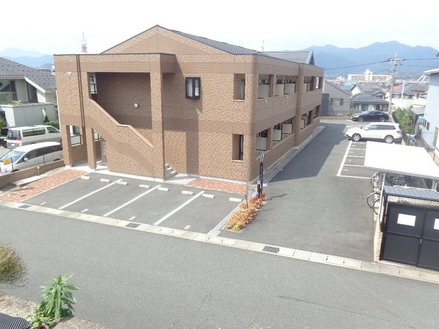 マーヴェラス（Ｍａｒｖｅｌｏｕｓ）の駐車場|敷地内に駐車場も完備♪