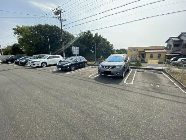 ストロベリー　　刈谷市近郊の賃貸ならクラスホーム刈谷店の駐車場