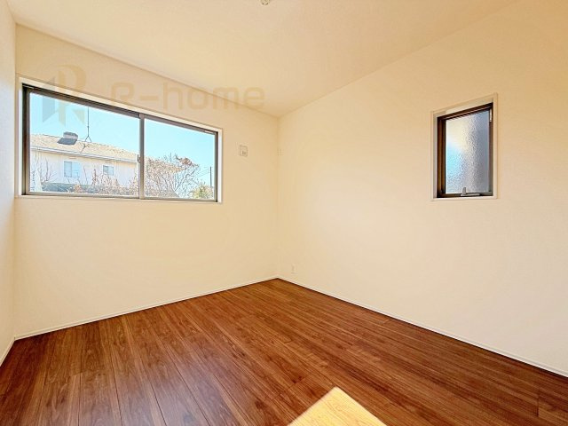 第1石岡市下林　新築戸建て　1号棟の洋室|2面窓の風通しの良い洋室です♪差し込む暖かな陽当たりで、室内がくつろげる空間に早変わりです♪