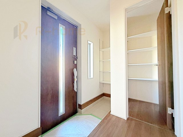 第1石岡市下林　新築戸建て　1号棟の玄関|玄関には便利なシューズクロークを設置。アウトドア用品やベビーカーなどの収納に役立ちますね♪