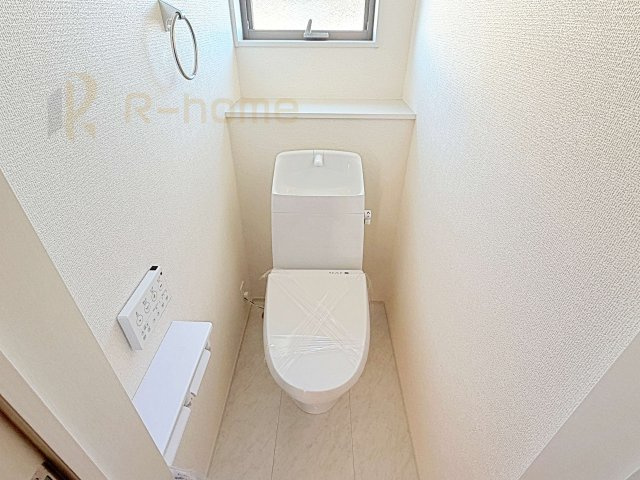 第1石岡市下林　新築戸建て　1号棟のトイレ|小窓が付いた明るいトイレ♪
温水洗浄便座付きです。