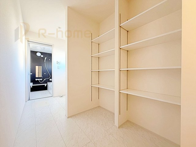 第1石岡市下林　新築戸建て　1号棟の洗面所|広々としたパウダールームで身支度ラクラク！タオルや衣類の収納に便利な可動棚付き♪