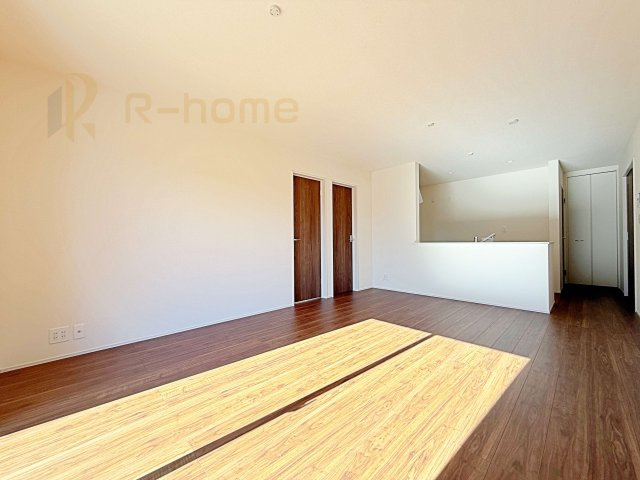 第1石岡市下林　新築戸建て　1号棟の居間・リビング|開放感のあるリビングには収納スペースもあり、ゆったりした空間を保てます♪