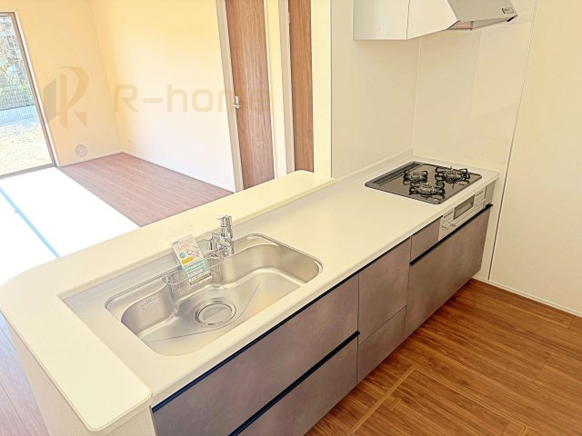 第1石岡市下林　新築戸建て　1号棟のキッチン|料理をしながら家族とコミュニケーションが取れる対面式システムキッチン。