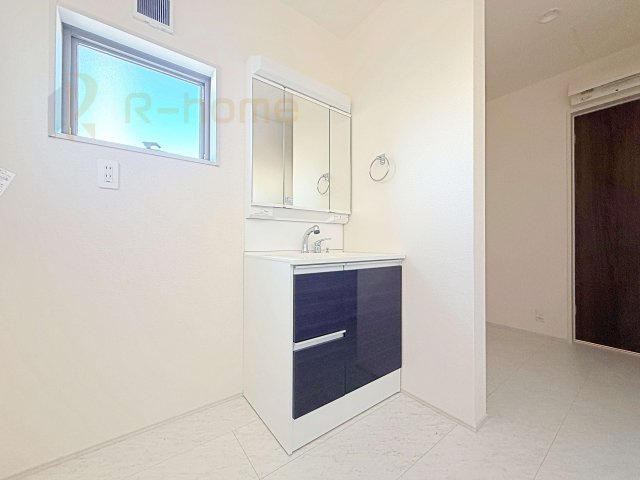 第1石岡市下林　新築戸建て　1号棟の洗面所|三面鏡の使いやすい洗面台です。忙しい朝も家族みんなで身支度可能なスペース。