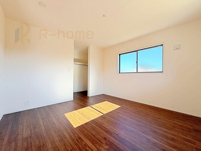 第1石岡市下林　新築戸建て　1号棟の洋室|収納便利なウォークインクローゼット付きの洋室♪
明るく風通しの良いお部屋です♪