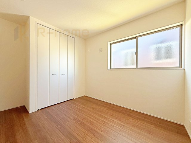 第1石岡市下林　新築戸建て　1号棟の洋室|どんな部屋家具も合わせやすいシンプルな洋室！
たっぷりの日差しと心地よい風が舞い込む住まい♪