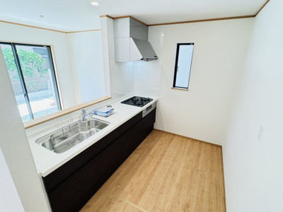 【キッチン】 | 松戸市八ケ崎６丁目新築戸建【八ヶ崎小学校：2分】 | 広々システムキッチン・シンクの水栓には浄水器がついてます！