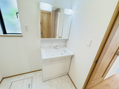 【独立洗面台】 | 松戸市八ケ崎６丁目新築戸建【八ヶ崎小学校：2分】 | シャワーヘッド付き三面鏡洗面化粧台