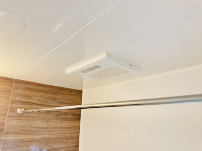 【冷暖房・空調設備】 | 松戸市八ケ崎６丁目新築戸建【八ヶ崎小学校：2分】 | 雨の日も安心の浴室乾燥機つき