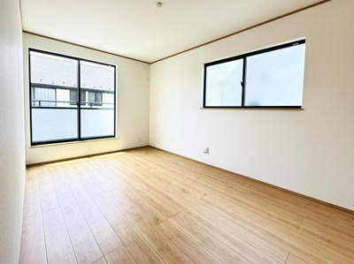 【寝室】 | 松戸市八ケ崎６丁目新築戸建【八ヶ崎小学校：2分】 | 7.5帖寝室・南側バルコニー前の明るいお部屋です♪