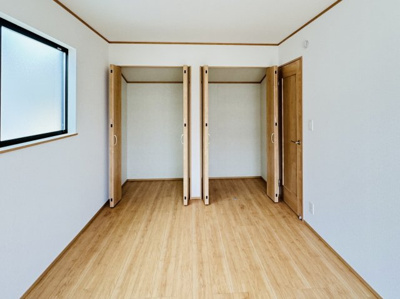 【収納】 | 松戸市八ケ崎６丁目新築戸建【八ヶ崎小学校：2分】 | 7.5帖寝室収納・クローゼット２つでたっぷり収納♪