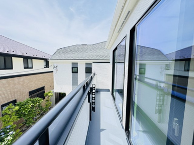 【バルコニー】 | 松戸市八ケ崎６丁目新築戸建【八ヶ崎小学校：2分】 | 南向きワイドバルコニー・日当たり良好♪