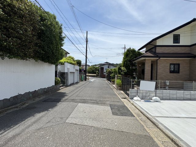 松戸市八ケ崎６丁目新築戸建【八ヶ崎小学校：2分】の前面道路含む現地写真|東側前面道路・幅員約6ｍ