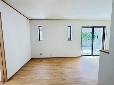 【居間・リビング】 | 松戸市八ケ崎６丁目新築戸建【八ヶ崎小学校：2分】 | 15帖リビングダイニングキッチン