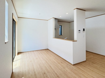 【居間・リビング】 | 松戸市八ケ崎６丁目新築戸建【八ヶ崎小学校：2分】 | 15帖リビングダイニングキッチン