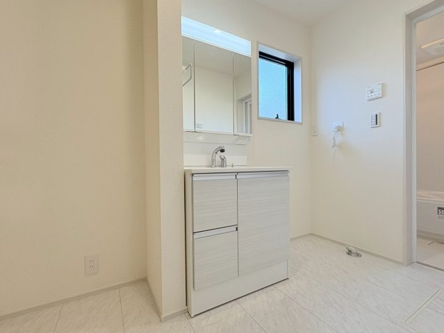 【商談中】リーブルガーデン　岐阜市敷島町８丁目第２　全２区画分譲の独立洗面台|洗面化粧台 幅 750mm、軽く割れにくい洗面ボールと場所をとらないコンパクト設計の本体キャビネットです。
ミラー扉の内側は全て収納スペースです。リフトアップシャワーを採用し両手が自由に使えます