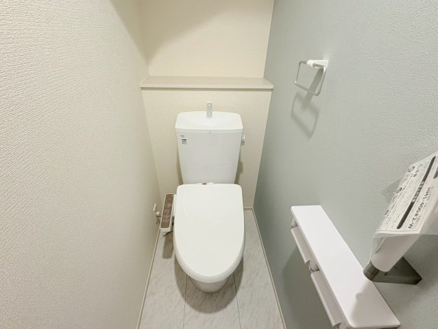 リーブルガーデン　岐阜市敷島町８丁目第２　全２区画分譲のトイレ|超表面平滑加工とイオンパワーの「セフィオンテクト」加工で、汚れが付きにくく落ちやすい仕様で清潔です。
便器にフチがないので汚れが隠れて見えない部分がありません。お手入れがとってもラクラクです。