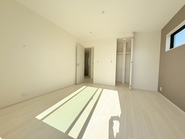 【商談中】リーブルガーデン　岐阜市敷島町８丁目第２　全２区画分譲の寝室|すべての居室にはたっぷり収納できる大型のクローゼット、各室に２４時間換気システムを設置しています。
排気ファンから低風量で24時間強制排気し、家の中の空気をいつも新鮮に保ちます。
