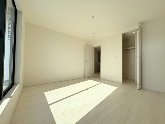 【商談中】リーブルガーデン　岐阜市敷島町８丁目第２　全２区画分譲の洋室|全居室にたっぷり収納できる大型クローゼット、居室部分の窓ガラスには間に空気層を設けたペアガラスを採用。
高い断熱性と共にガラス面の結露対策にも効果を発揮します。