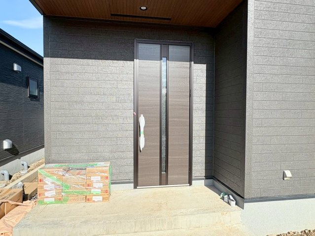 【商談中】リーブルガーデン　岐阜市敷島町８丁目第２　全２区画分譲の玄関|【ピッキング防止機能付き玄関ドア錠】玄関ドアの鍵は上下に２つあり、内側の下段は脱着サムターンキー。
鍵を不正に開錠されても、もう１つの鍵でピッキングを防ぎます。防犯性の高い仕様になっています。