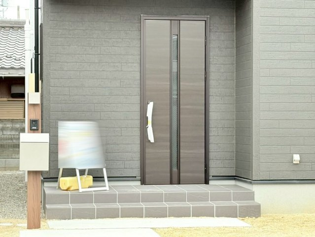 リーブルガーデン　岐阜市敷島町８丁目第２　全２区画分譲の玄関|【ピッキング防止機能付き玄関ドア錠】玄関ドアの鍵は上下に２つあり、内側の下段は脱着サムターンキー。
鍵を不正に開錠されても、もう１つの鍵でピッキングを防ぎます。防犯性の高い仕様になっています。